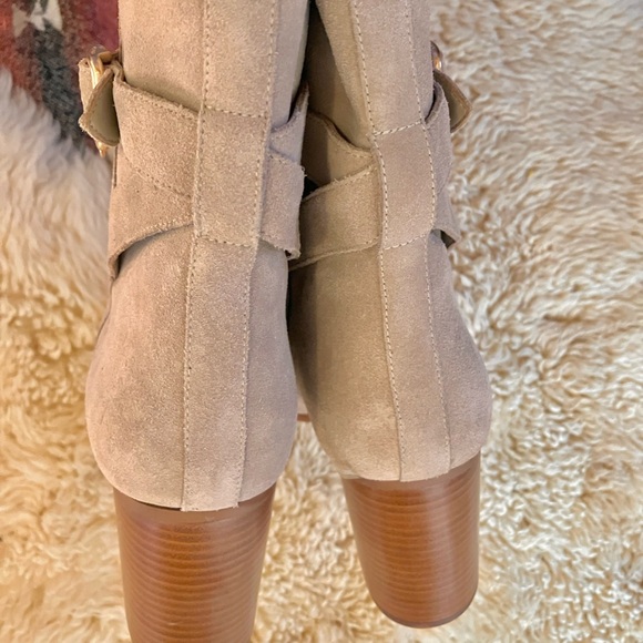 NWOB Coach Olivia Suede Bootie in Oatmeal Sz 11 - Picture 11 of 15